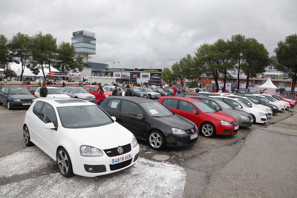 Así ha sido el 40º anivesario del Golf GTI en el Jarama: 1.500 unidades y 6.500 aficionados