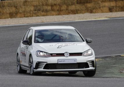 Así ha sido el 40º anivesario del Golf GTI en el Jarama: 1.500 unidades y 6.500 aficionados