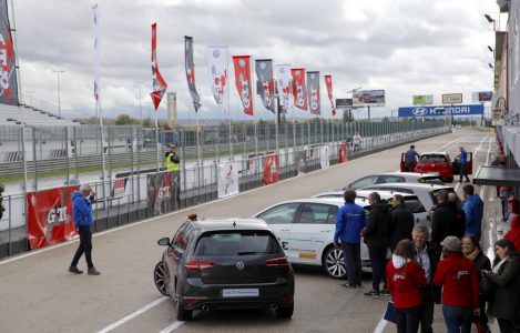 Así ha sido el 40º anivesario del Golf GTI en el Jarama: 1.500 unidades y 6.500 aficionados