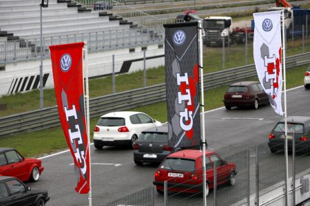 Así ha sido el 40º anivesario del Golf GTI en el Jarama: 1.500 unidades y 6.500 aficionados