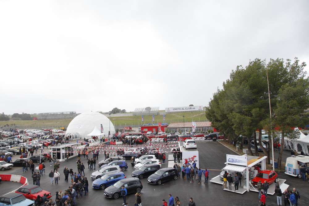 Así ha sido el 40º anivesario del Golf GTI en el Jarama: 1.500 unidades y 6.500 aficionados