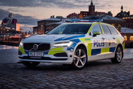 ¿Qué te parece el Volvo V90 vestido con el uniforme de la policía sueca?