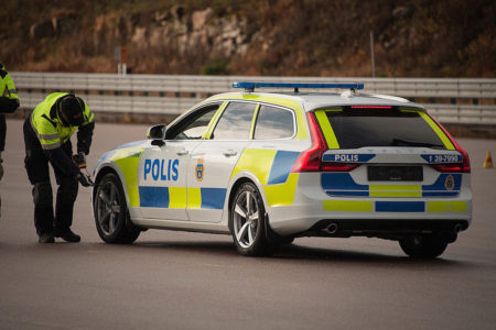 ¿Qué te parece el Volvo V90 vestido con el uniforme de la policía sueca?