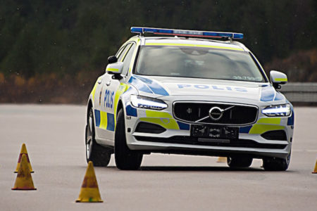 ¿Qué te parece el Volvo V90 vestido con el uniforme de la policía sueca?