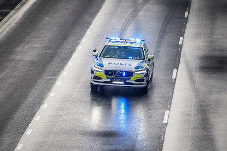 ¿Qué te parece el Volvo V90 vestido con el uniforme de la policía sueca?