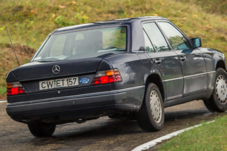 ¿Cuánto cuesta el mantenimiento de un Mercedes Clase E de 1992 tras un millón de kilómetros? A su propietario, 57.000 euros