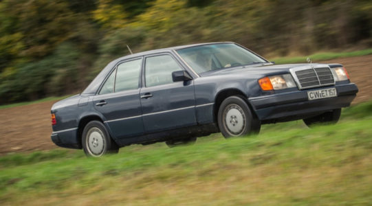 ¿Cuánto cuesta el mantenimiento de un Mercedes Clase E de 1992 tras un millón de kilómetros? A su propietario, 57.000 euros