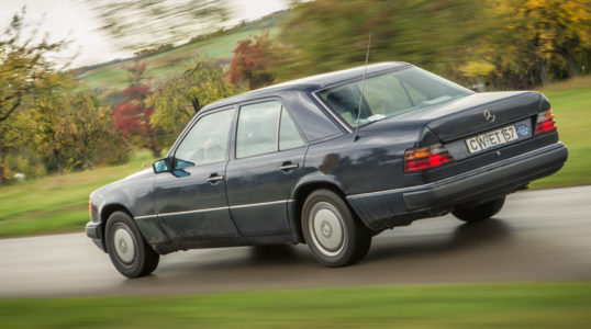 ¿Cuánto cuesta el mantenimiento de un Mercedes Clase E de 1992 tras un millón de kilómetros? A su propietario, 57.000 euros