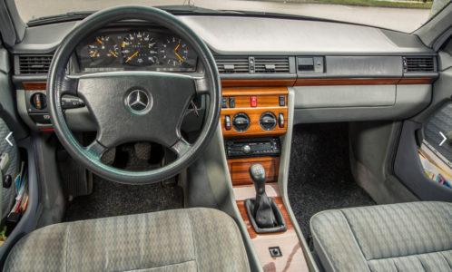 ¿Cuánto cuesta el mantenimiento de un Mercedes Clase E de 1992 tras un millón de kilómetros? A su propietario, 57.000 euros