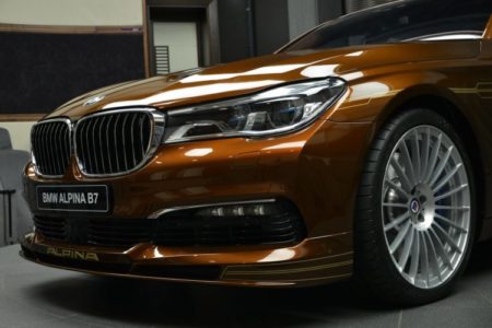 Este Alpina B7 ALLRAD 038 de color marrón es tan llamativo como extravagante