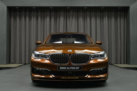 Este Alpina B7 ALLRAD 038 de color marrón es tan llamativo como extravagante