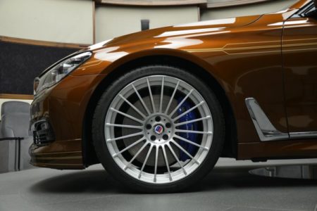 Este Alpina B7 ALLRAD 038 de color marrón es tan llamativo como extravagante