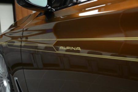 Este Alpina B7 ALLRAD 038 de color marrón es tan llamativo como extravagante