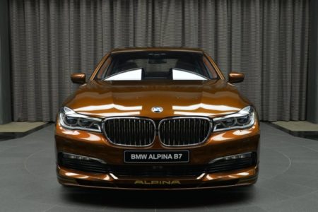 Este Alpina B7 ALLRAD 038 de color marrón es tan llamativo como extravagante