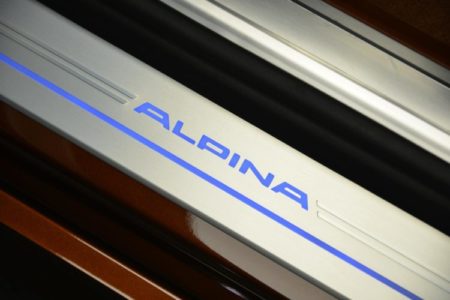 Este Alpina B7 ALLRAD 038 de color marrón es tan llamativo como extravagante