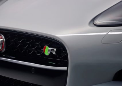 Jaguar F-Type 2017: Pequeños cambios estéticos, compatibilidad con GoPro y una nueva versión F-Type 400 Sport