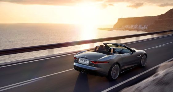 Jaguar F-Type 2017: Pequeños cambios estéticos, compatibilidad con GoPro y una nueva versión F-Type 400 Sport