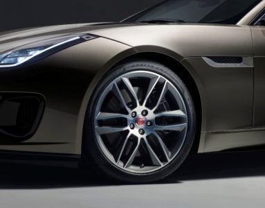 Jaguar F-Type 2017: Pequeños cambios estéticos, compatibilidad con GoPro y una nueva versión F-Type 400 Sport