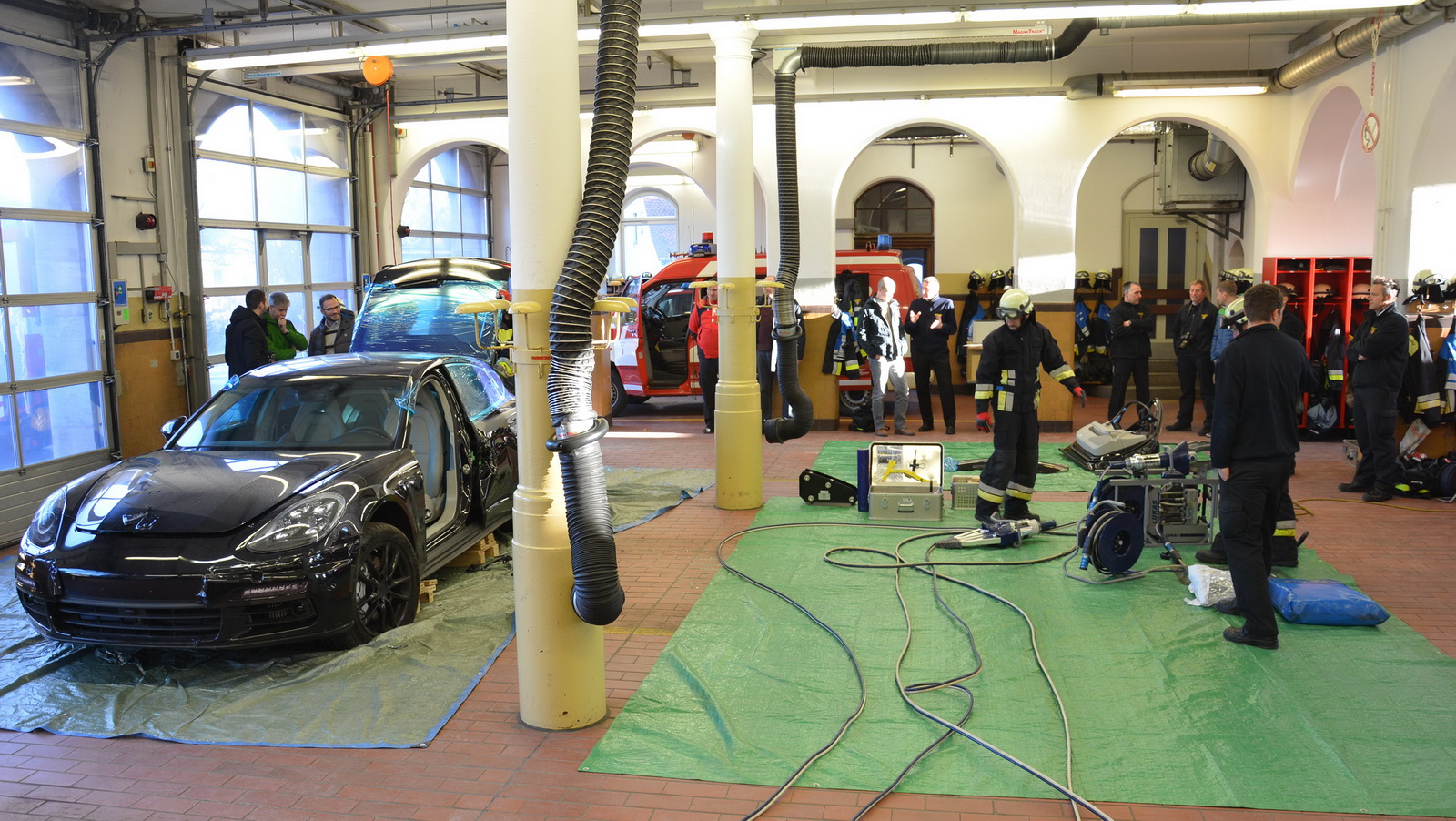 Porsche sacrifica un Panamera para entrenar a un cuerpo de bomberos alemán