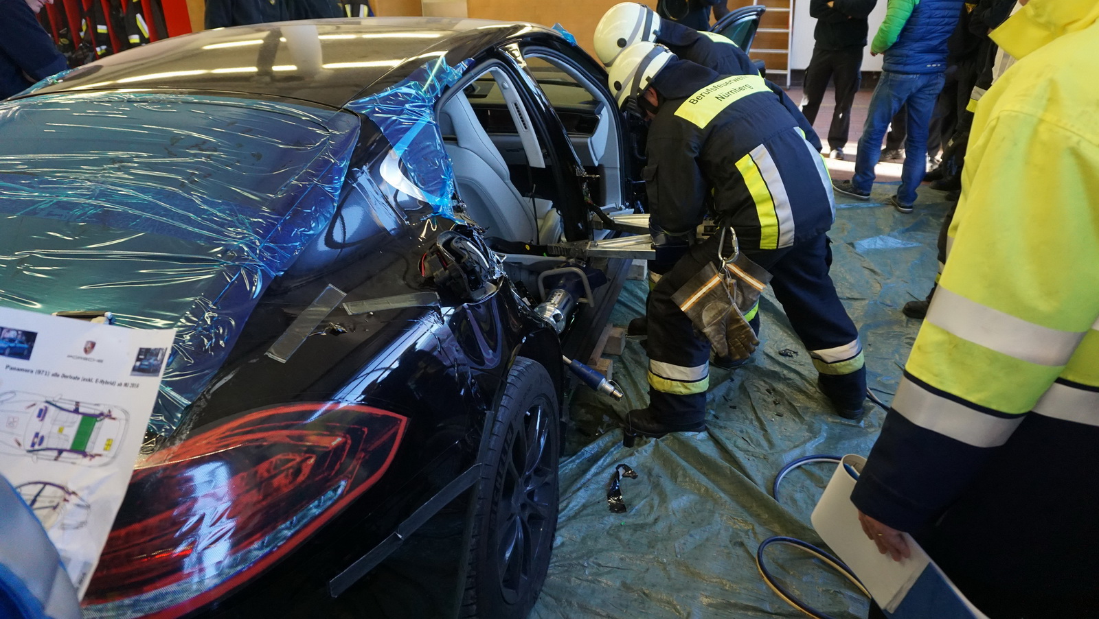 Porsche sacrifica un Panamera para entrenar a un cuerpo de bomberos alemán