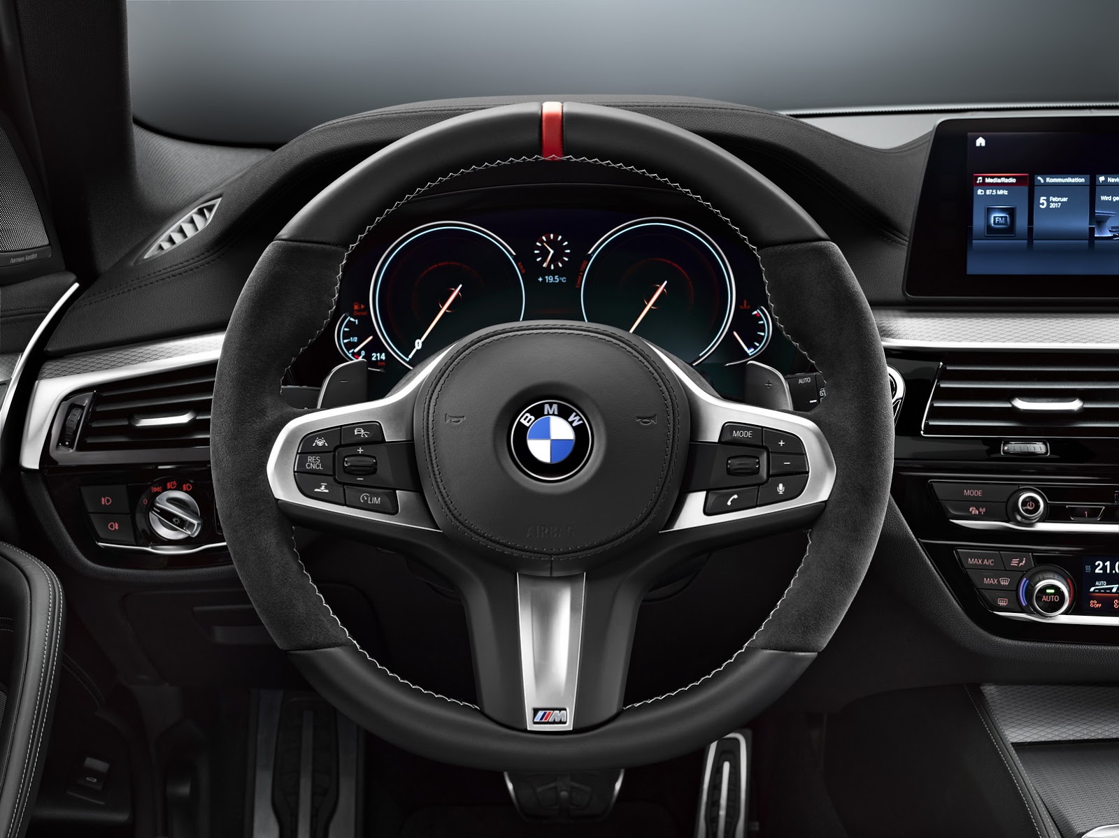 BMW M Performance viste con el mono de competición al BMW Serie 5: ¡La mejor forma de rejuvenecerlo!