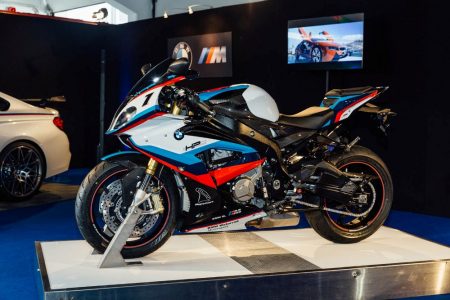 BMW M4 Magny-Cours Edition: Cuesta 180.000, pero viene acompañado de una BMW S1000RR