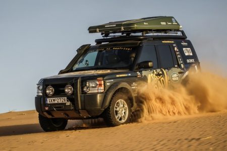 Este Land Rover ha dado la vuelta al mundo... y ahora puede ser tuyo por 24.000 euros