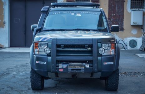 Este Land Rover ha dado la vuelta al mundo... y ahora puede ser tuyo por 24.000 euros