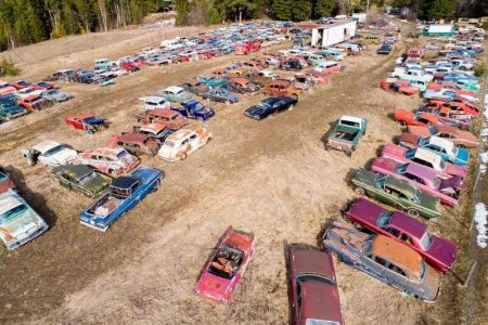 A la venta un terreno de dos hectáreas con más de 300 coches clásicos por 1,36 millones de euros: ¿El sueño de todo petrolhead?