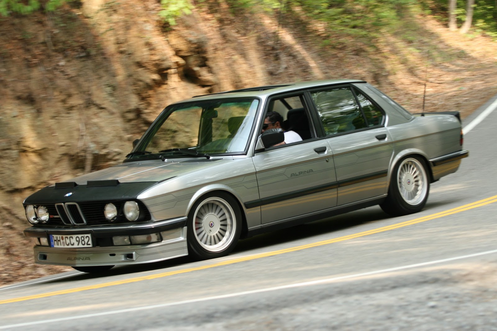 Ahora puedes hacerte con este Alpina B7 Turbo de 1986 construido sobre la base del BMW M5 E28... pero no te saldrá nada barato