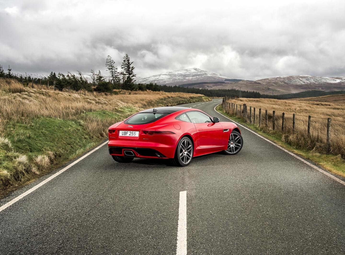 Apuesta por los cuatro cilindros: El Jaguar F-Type estrena un nuevo motor Ingenium de 300 CV