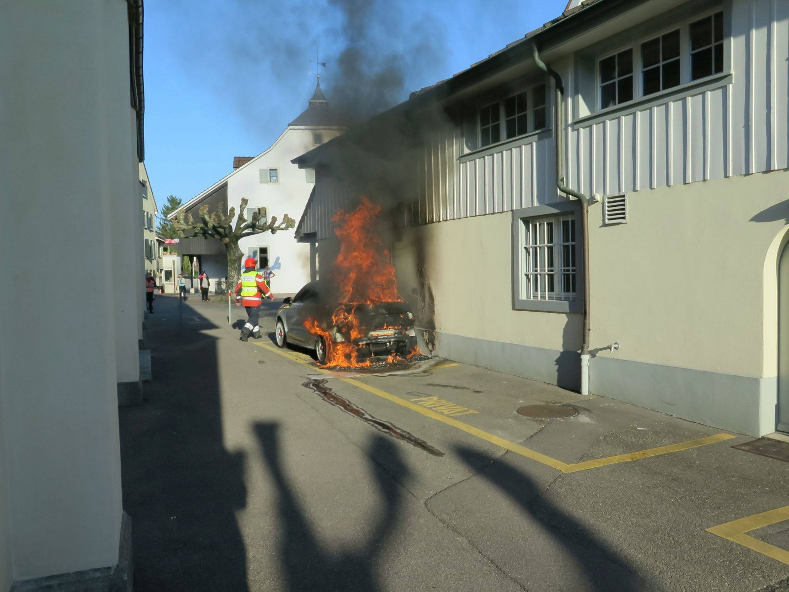 ¡Horror! Este Audi A1 quattro ardiendo en Suiza te provocará convulsiones...