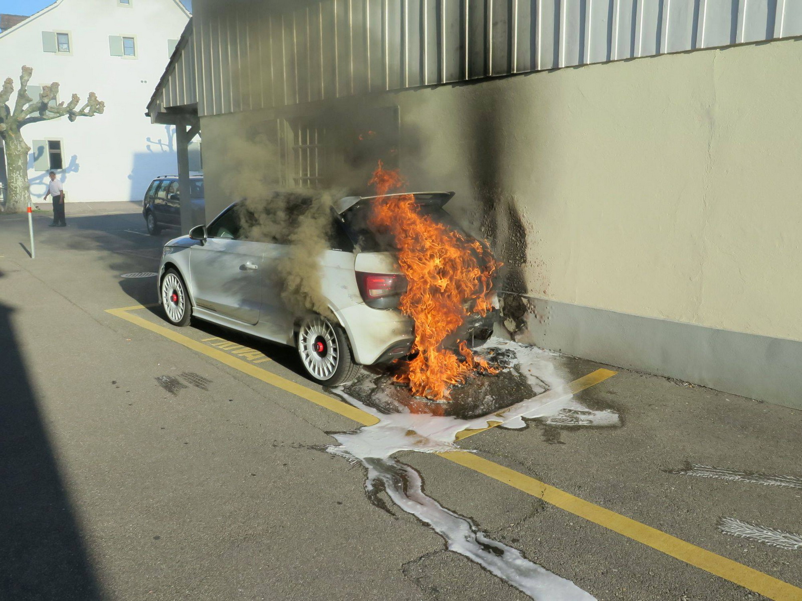 ¡Horror! Este Audi A1 quattro ardiendo en Suiza te provocará convulsiones...