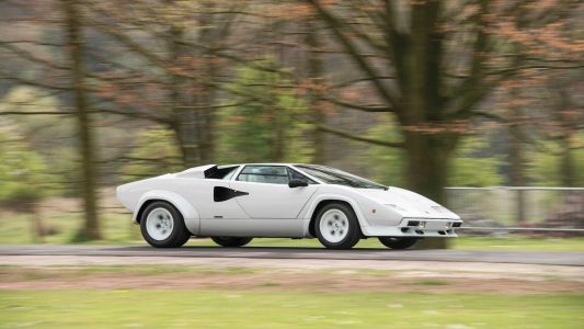 Este Lamborghini Countach tiene acabados en oro, salió así de fábrica y ahora llega a subasta