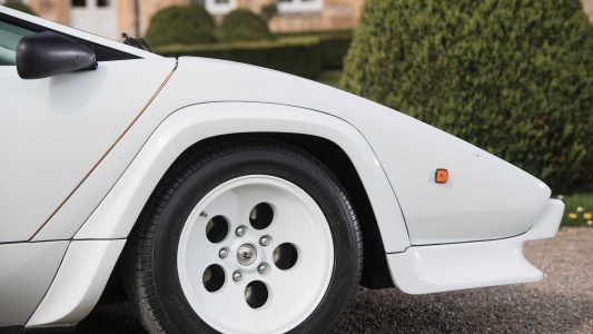 Este Lamborghini Countach tiene acabados en oro, salió así de fábrica y ahora llega a subasta