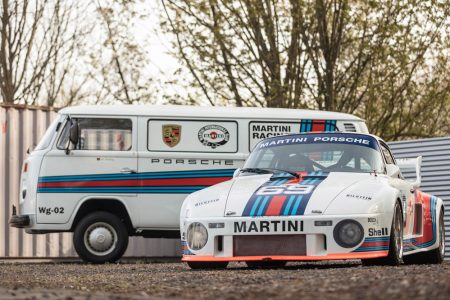 Este Porsche 935 sale a subasta... y viene acompañado de una Volkswagen T2 con la misma decoración Martini