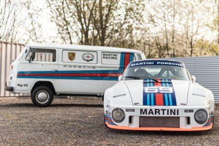 Este Porsche 935 sale a subasta... y viene acompañado de una Volkswagen T2 con la misma decoración Martini