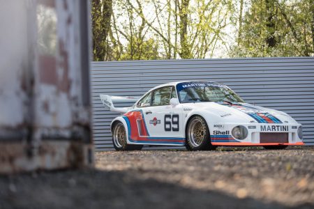 Este Porsche 935 sale a subasta... y viene acompañado de una Volkswagen T2 con la misma decoración Martini