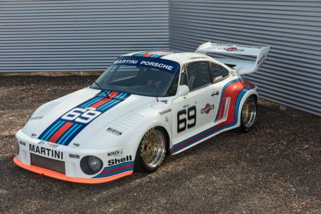 Este Porsche 935 sale a subasta... y viene acompañado de una Volkswagen T2 con la misma decoración Martini