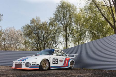 Este Porsche 935 sale a subasta... y viene acompañado de una Volkswagen T2 con la misma decoración Martini