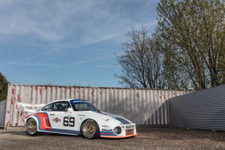 Este Porsche 935 sale a subasta... y viene acompañado de una Volkswagen T2 con la misma decoración Martini