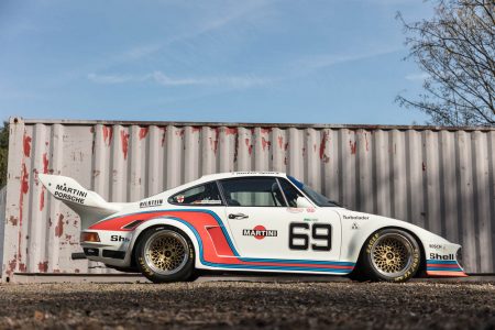 Este Porsche 935 sale a subasta... y viene acompañado de una Volkswagen T2 con la misma decoración Martini