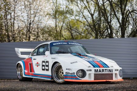 Este Porsche 935 sale a subasta... y viene acompañado de una Volkswagen T2 con la misma decoración Martini