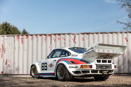 Este Porsche 935 sale a subasta... y viene acompañado de una Volkswagen T2 con la misma decoración Martini