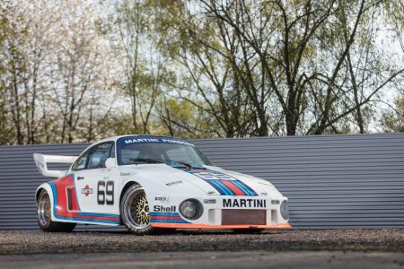 Este Porsche 935 sale a subasta... y viene acompañado de una Volkswagen T2 con la misma decoración Martini