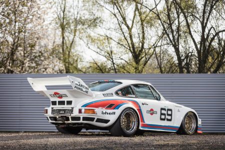 Este Porsche 935 sale a subasta... y viene acompañado de una Volkswagen T2 con la misma decoración Martini