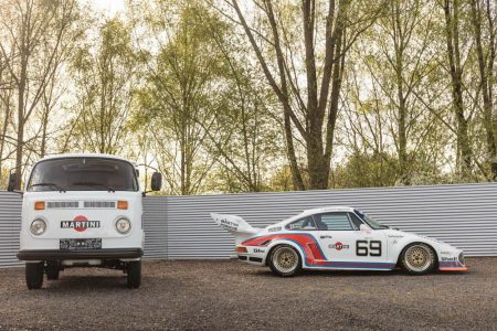 Este Porsche 935 sale a subasta... y viene acompañado de una Volkswagen T2 con la misma decoración Martini