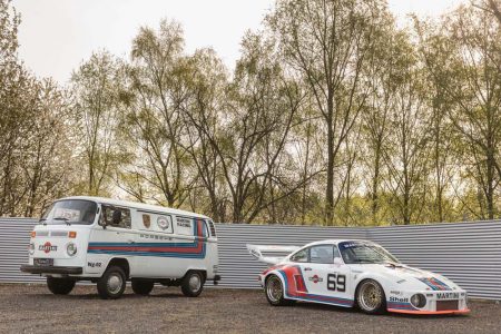 Este Porsche 935 sale a subasta... y viene acompañado de una Volkswagen T2 con la misma decoración Martini