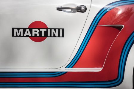 Este Porsche 935 sale a subasta... y viene acompañado de una Volkswagen T2 con la misma decoración Martini