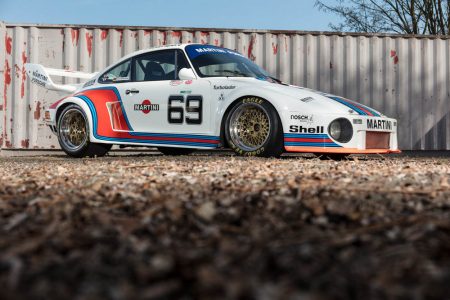 Este Porsche 935 sale a subasta... y viene acompañado de una Volkswagen T2 con la misma decoración Martini